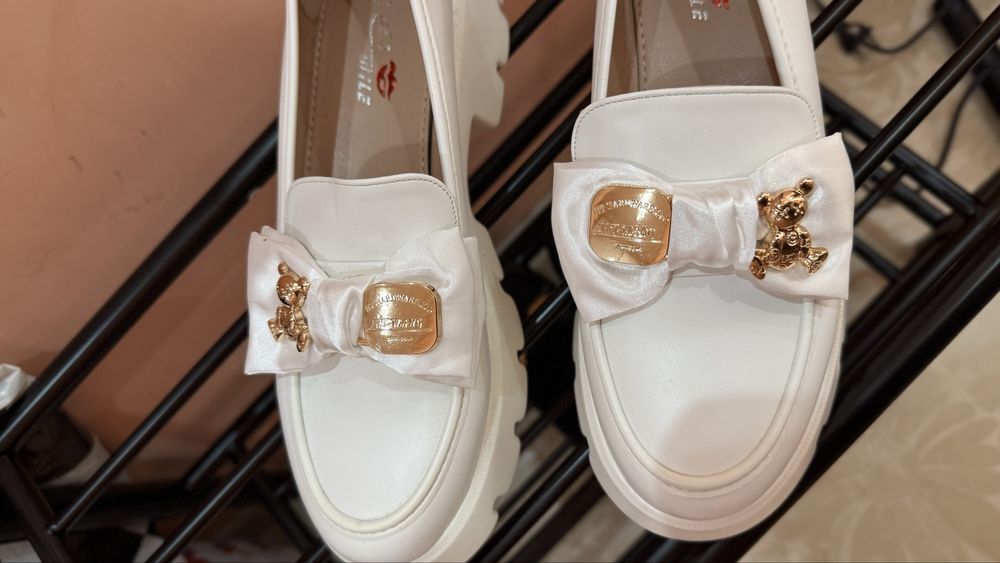 Черни/бели мокасини