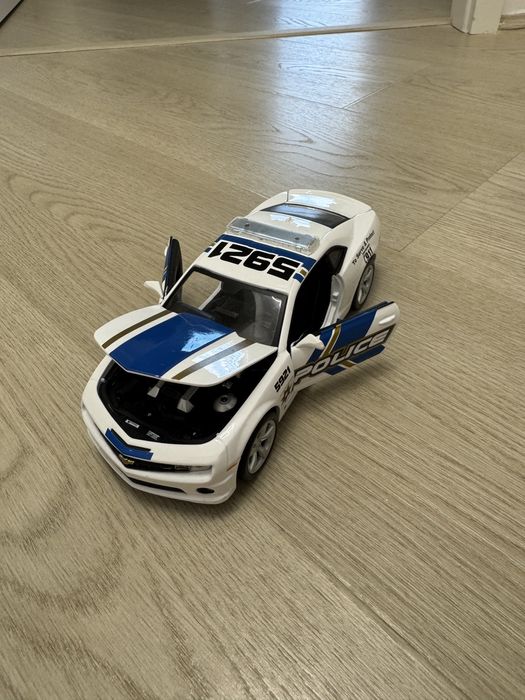 Masina metalica de politie la care se deschid usile si capota