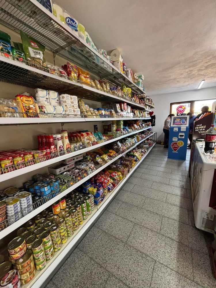 Vand doua vitrine și rafturi pentru magazin