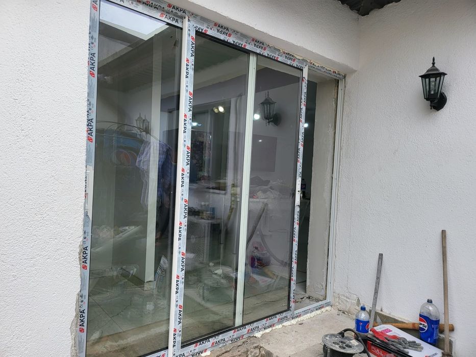 Uși glisante din aluminiu cu geam termopan de 22