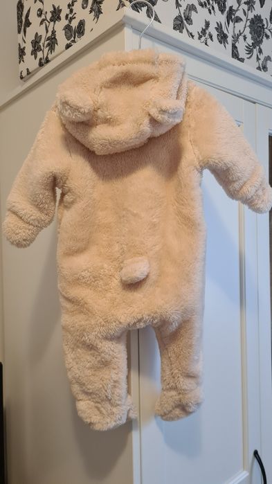 Salopeta toamna bebelusi H&M si caciula Zara