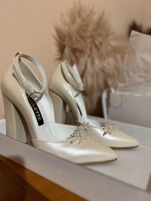 Pantofi de mireasa ,noi nouti nu au fost purtati!! Marimea 34,5