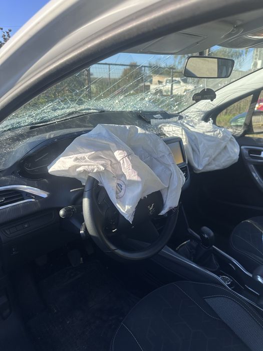 Peugeot 2008 lovit față, se vinde exact cum arată, preț negociabil.