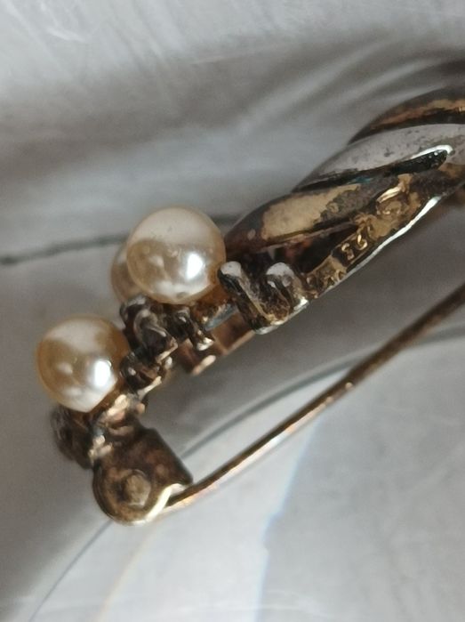 Сребърна брошка с перлички и бели кристали