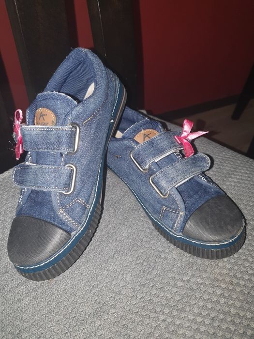 Затворени дънкови гуменки с лепки No34