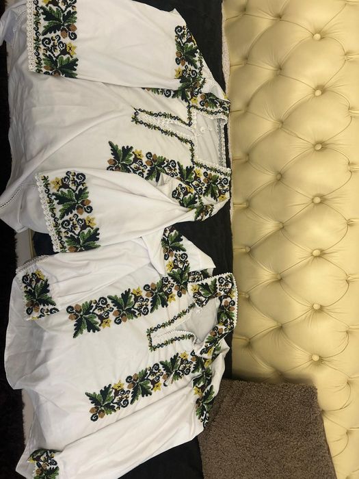 Cămașă cu mărgele cusuta manual