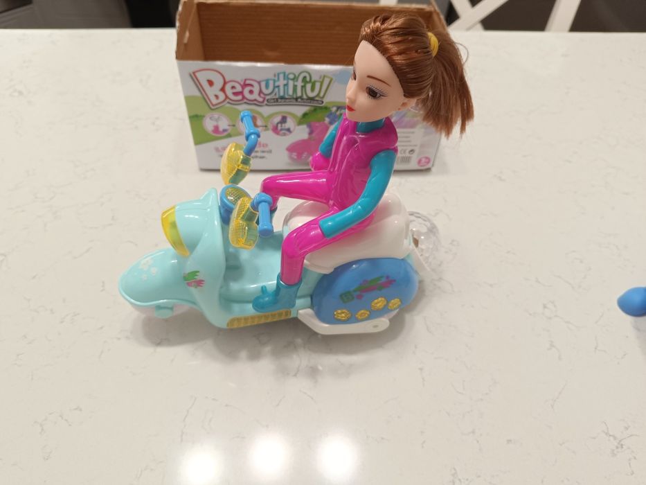 Papusa cu motocicleta cu lumini si sunete