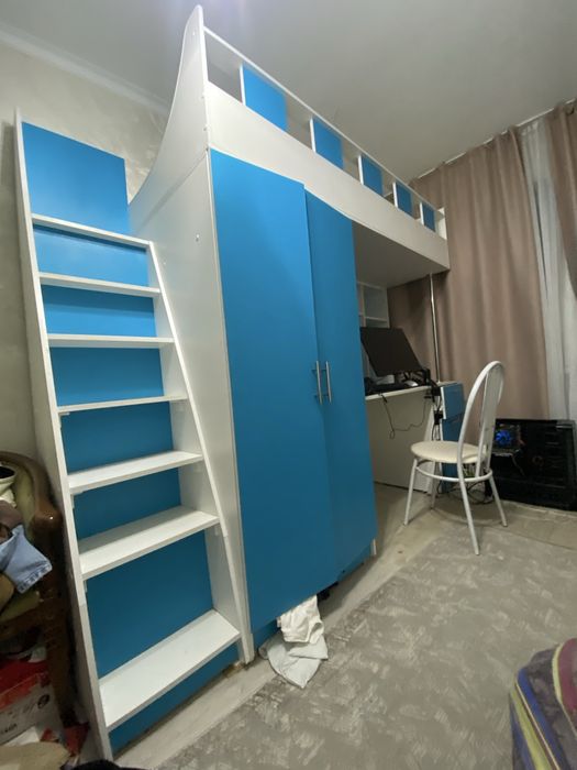 продаю кровать,стол,шкаф 3в1