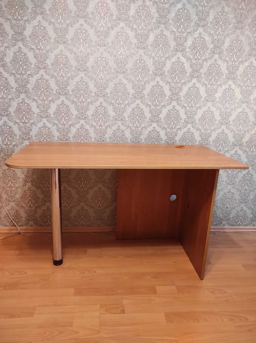 Письменный стол, б/у, в отличном состоянии.