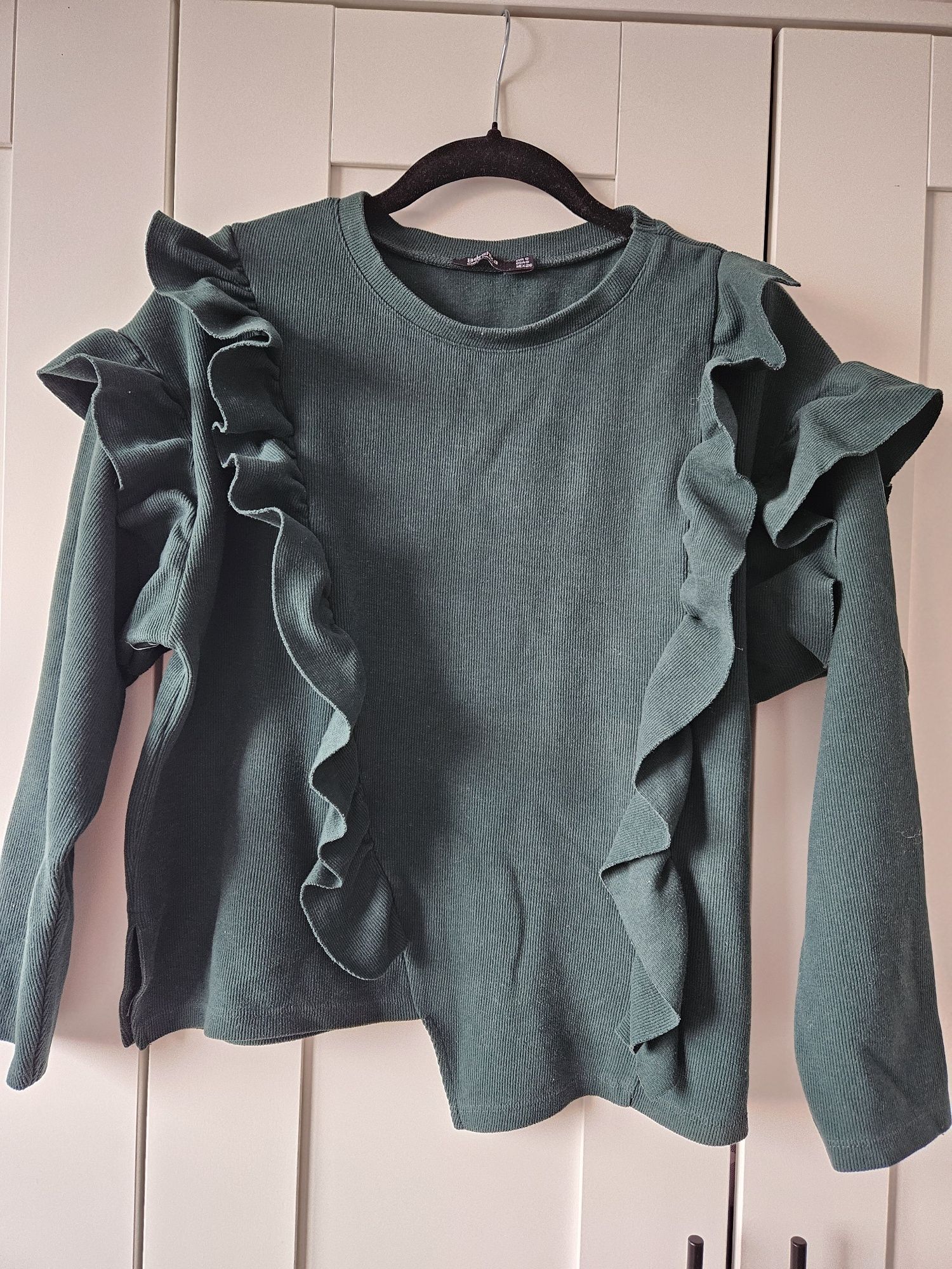 Bluza cu volanase
Bershka
S
Culoare reala verde padure
Stare foarte bu