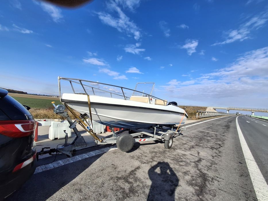 Barcă cu motor Mercury 40/60 CP + peridoc. Schimb cu barcă cabinată.