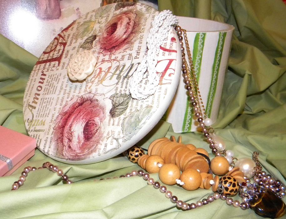 Unicat: Cutie pentru bijuterii- decorata manual