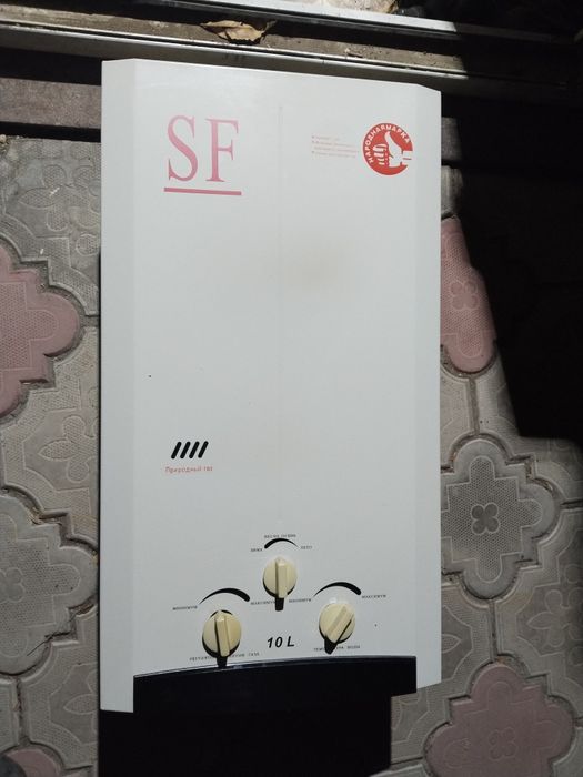 Продам газовую колонку SF на запчасти.  Рабочая.