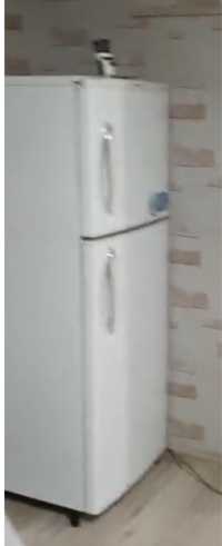 Холодильник LG двухкамерный в рабочем состоянии