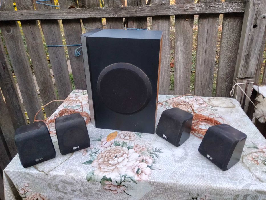 Stație cu 4 sateliți și un bas