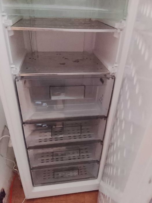 Vând două congelatoare
