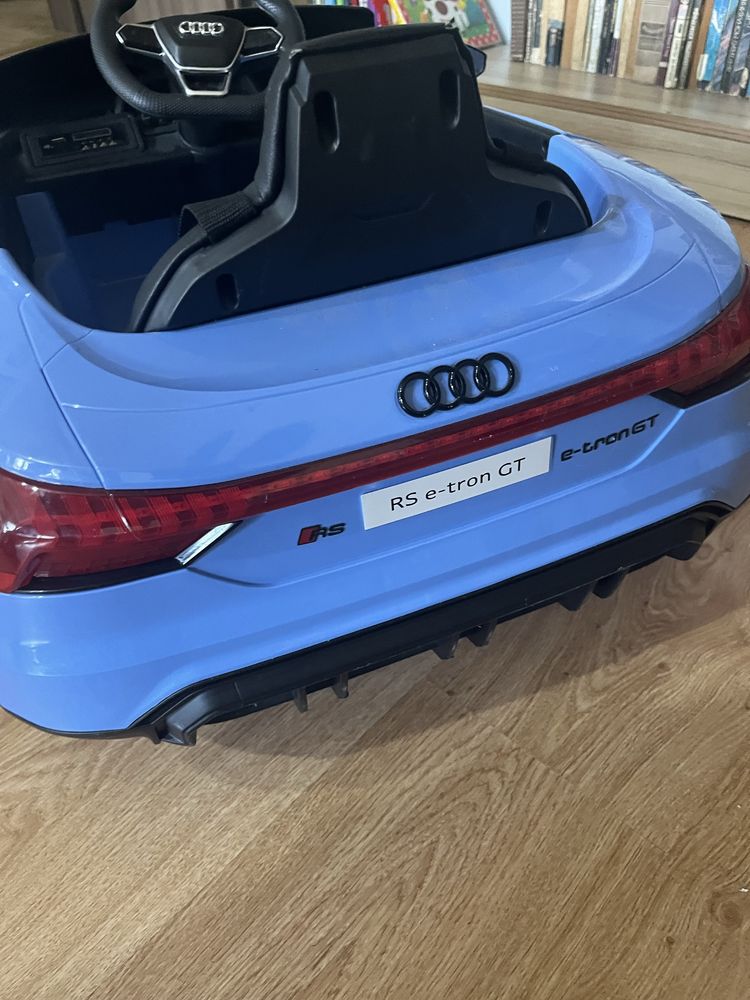 Акумулаторна кола Audi e-Tron 12V с кожена седалка и отварящи се врати