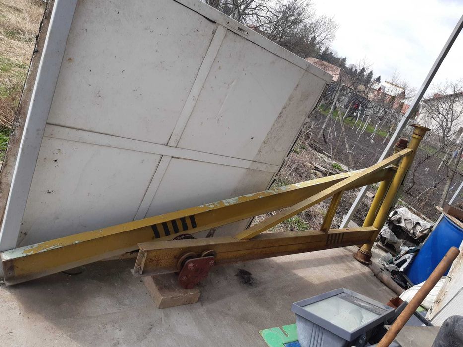 Brat macara cu actionare manuala pe lant