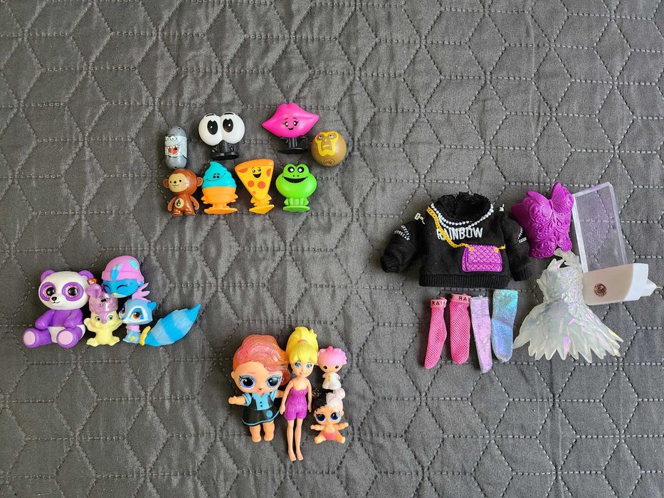 Малки кукли, дрехи и играчки