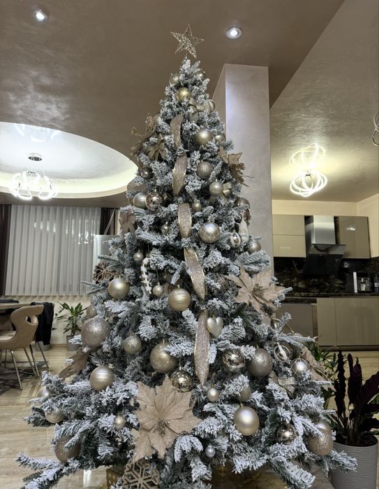 Изкуствена заснежена елха 210 см