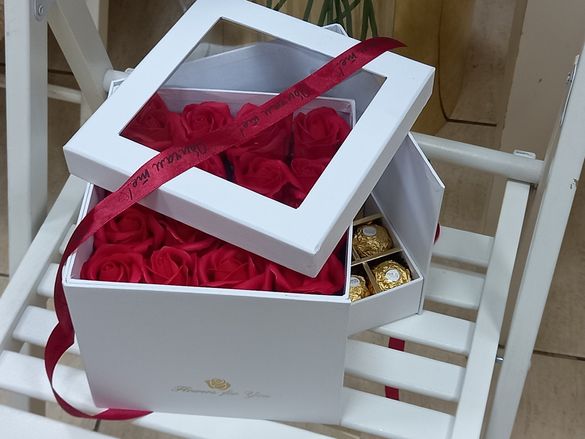 Луксозни  кутии с рози, бонбони и др.