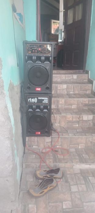 Vând boxe aproape noi