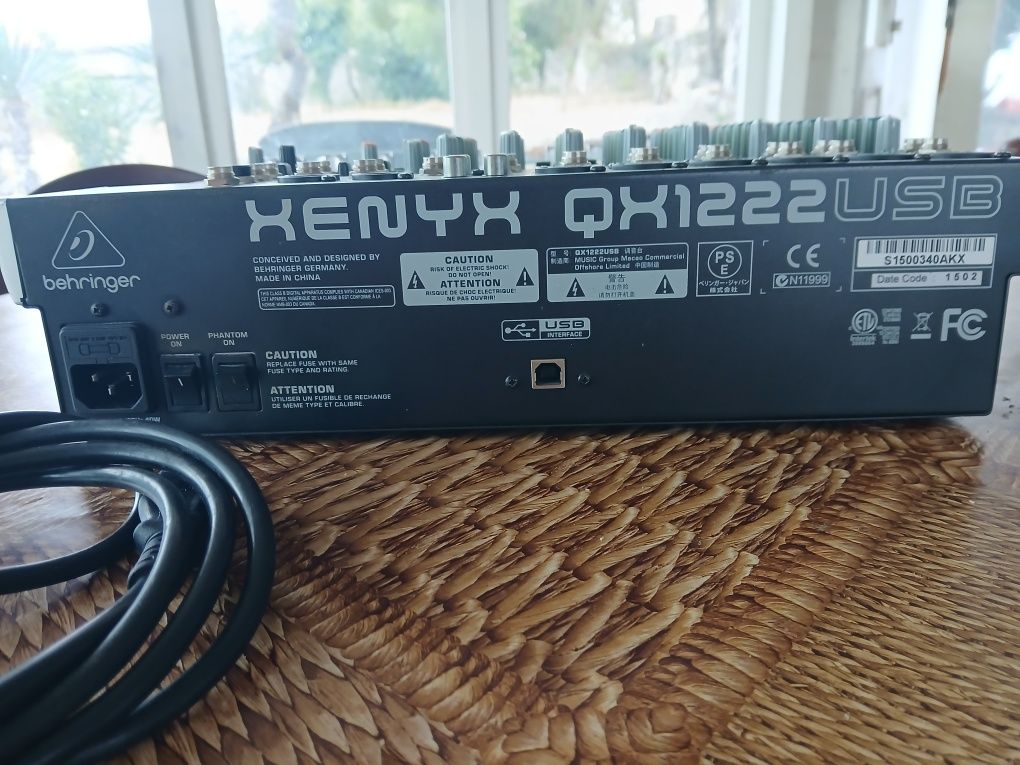 Мишпулт Behringer XENYX QY 1222