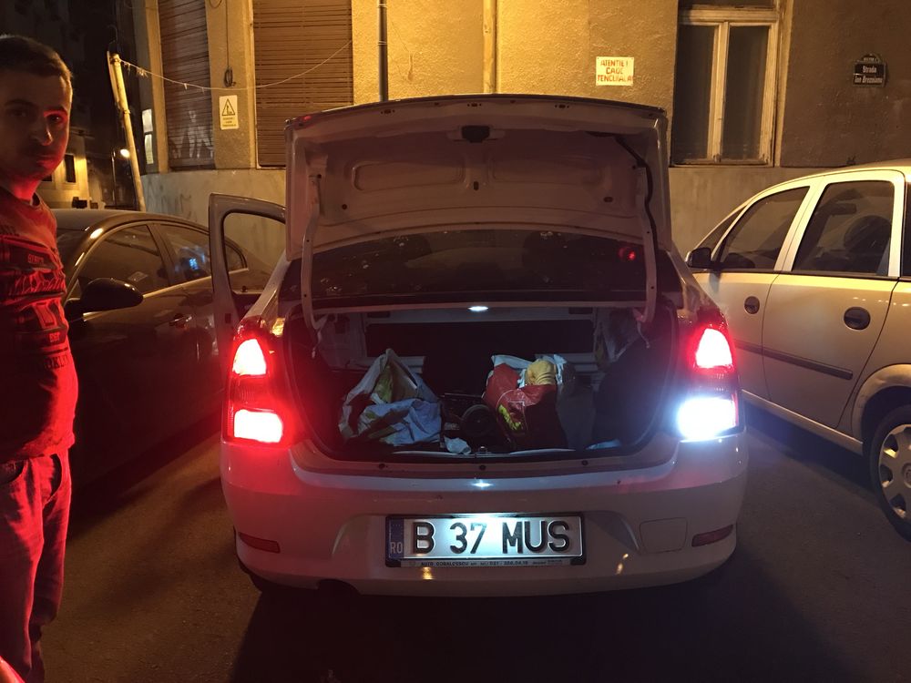 Montez leduri auto , becuri si fac lumina in auto dvs