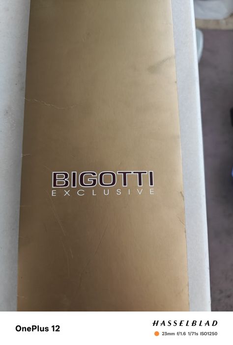 Cravata și cutie cu cravata și butoni