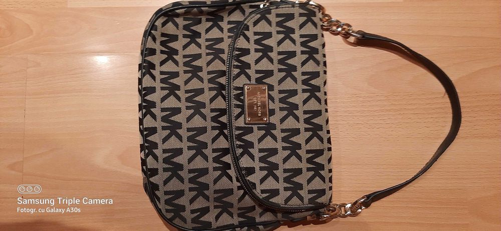 Geanta dama MICHAEL KORS...purtata odata 250..neg