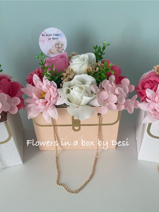 Аранжирани сапунени рози в кутии букет в кутия подарък цветя