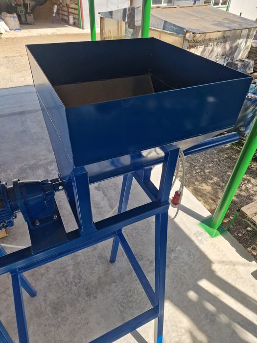 Snec dozator griu presa peleti .