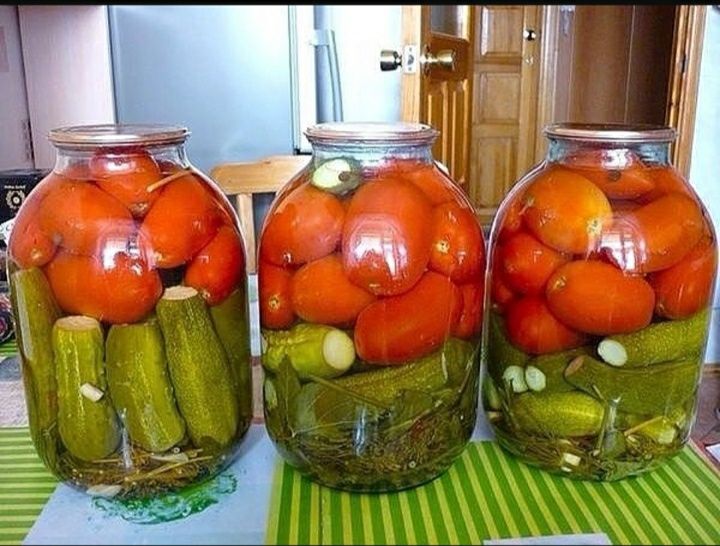 Банки с помидор и огурцы