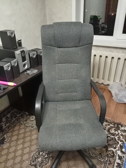 Офисное кресло и стол
