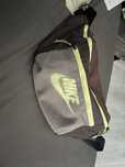 Nike tech bag има малка забележка
