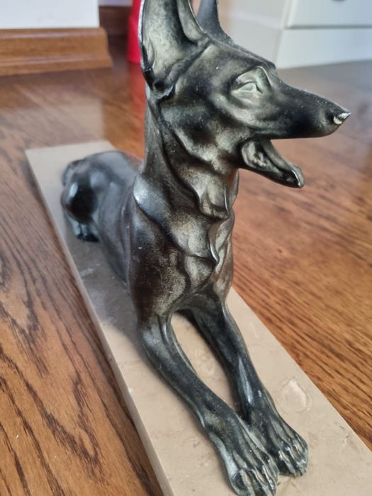 Sculptuta pe suport de marmura