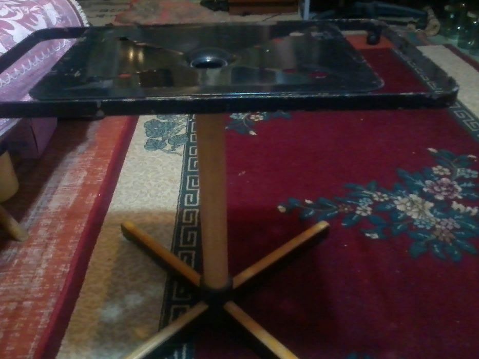 продам столик под телевизор железный крытящийся
