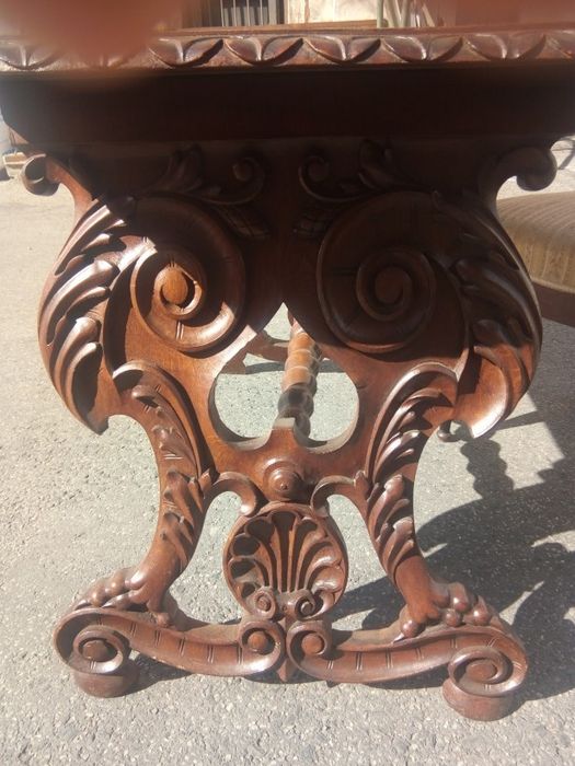 Masă și scaun din lemn masiv de stil clasic, cu elemente decorative sc