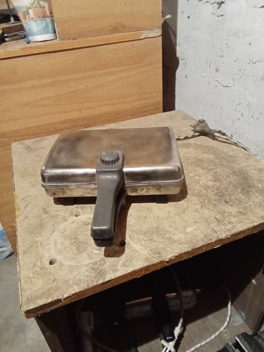 Вафельница робтает