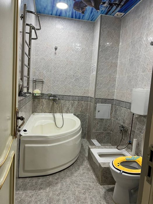 Chilonzor tumani 20 kvartilda 4/2/4 800$ ga arendaga beriladi.