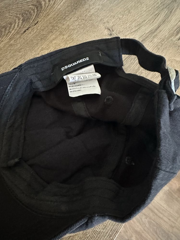Черна шапка Dsquared