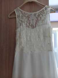 Официална рокля в бледо кремав цвят до бяло