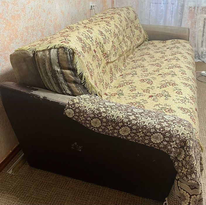 Отдам бесплатно диван-книжка б/у
