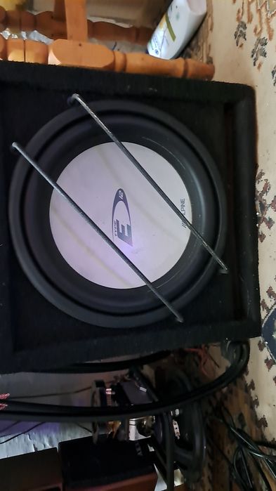 Vând subwoofer auto alpin 800w 700 lei negociabil