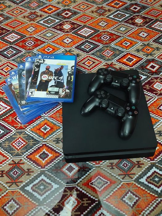 Продам пс 4 с джойстиками есть игры подарок