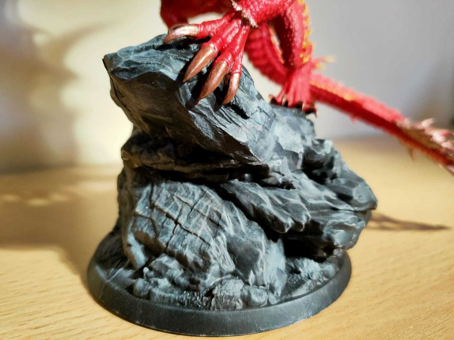 Statuetă de dragon imprimată 3D din rășină.