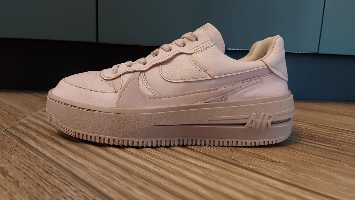Дамски маратонки NIKE AIR FORCE 1
