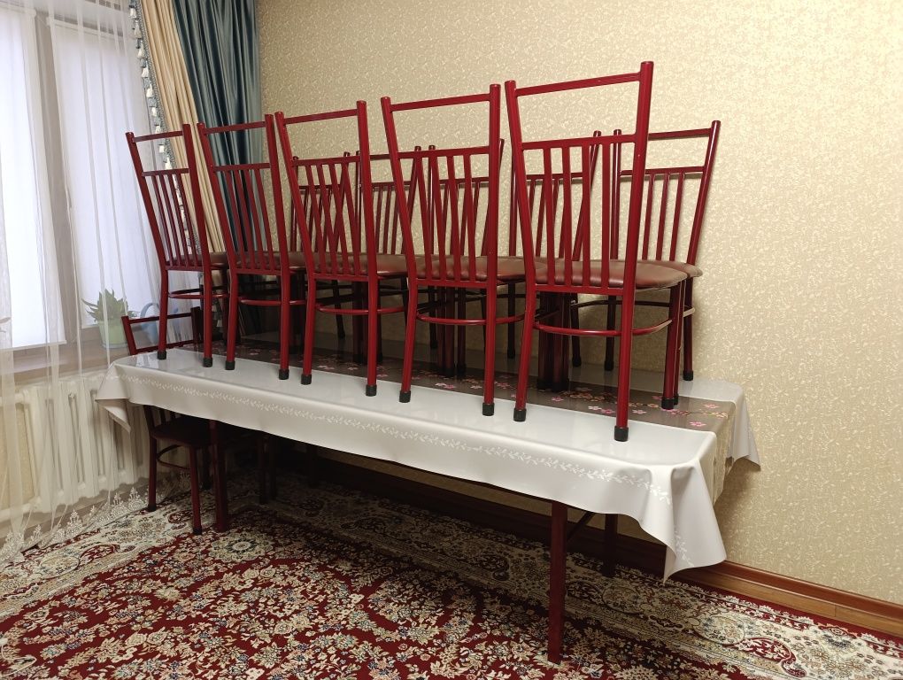 Продам почти новый стол со стульями.