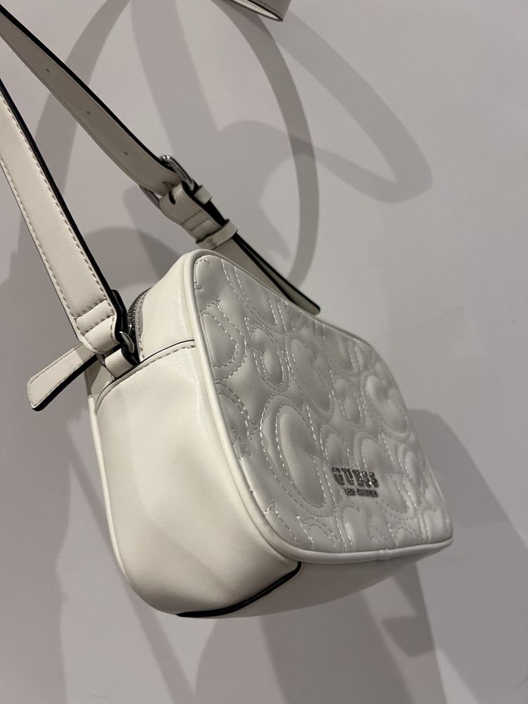 Оригинална нова дамска чанта GUESS