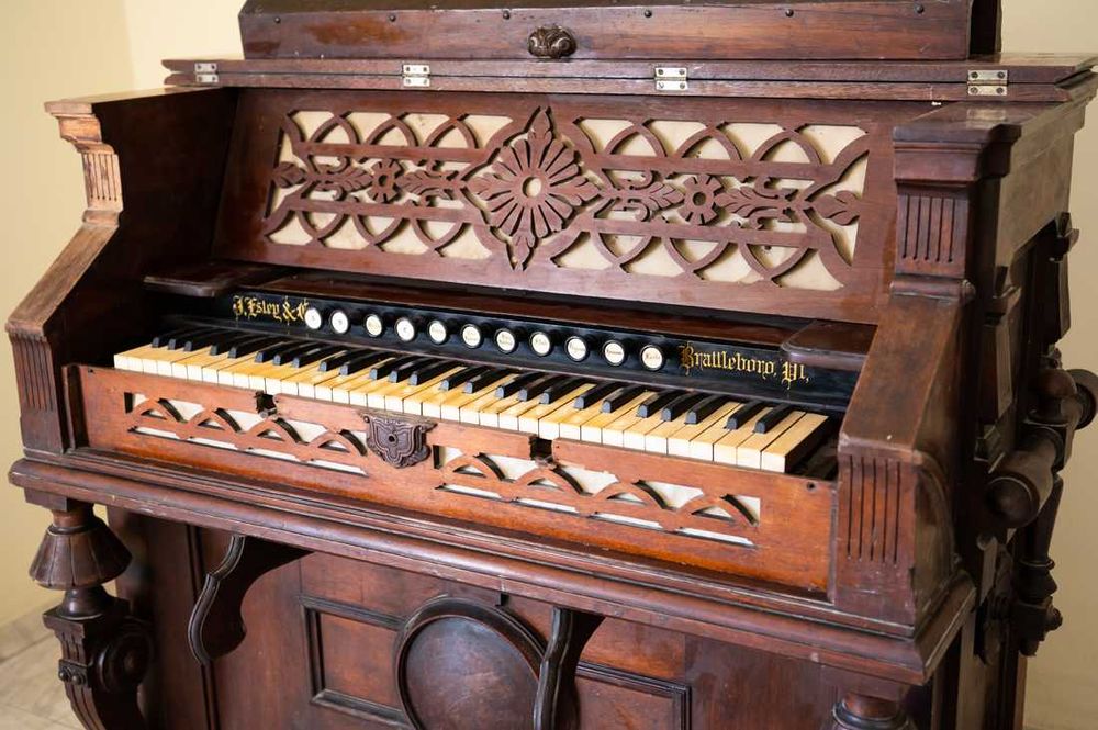 Старинен механичен хармониум Brattleboro